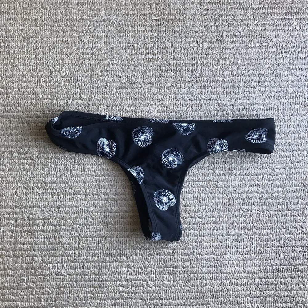 Roxy nautilus shell bottom sz M